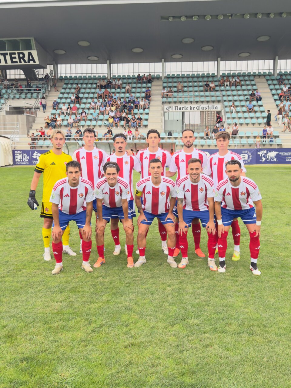 Equipo del Atlético Bembibre posando en el campo de La Balastera