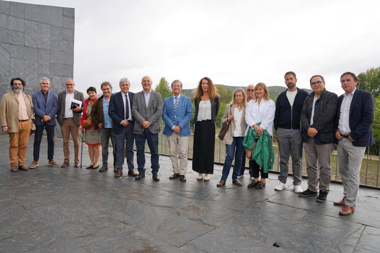Grupo de personas en la inauguración del Aula Arqueológica de Las Médulas