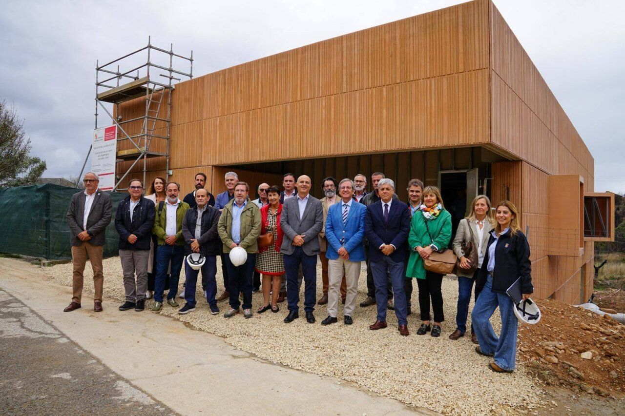 Grupo de personas frente a la nueva Aula Arqueológica de Las Médulas en construcción.