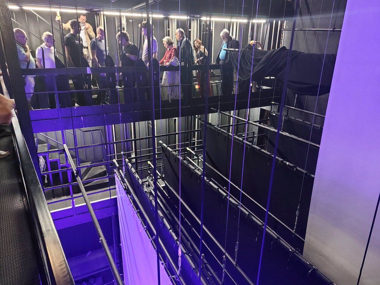 Visita al interior del Bergidum durante su aniversario con público presente