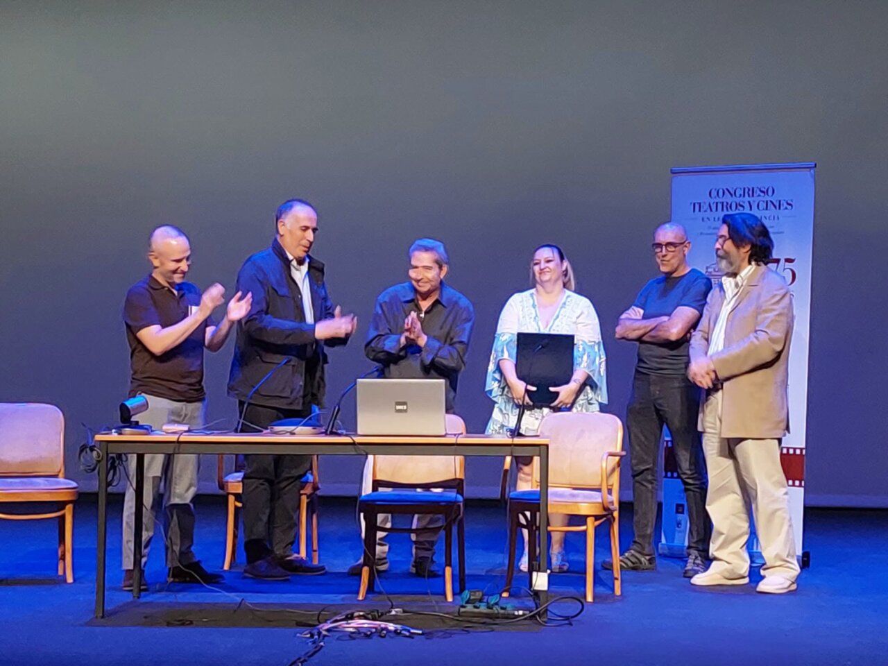 Celebración del 80 aniversario del Bergidum con varios participantes en el escenario