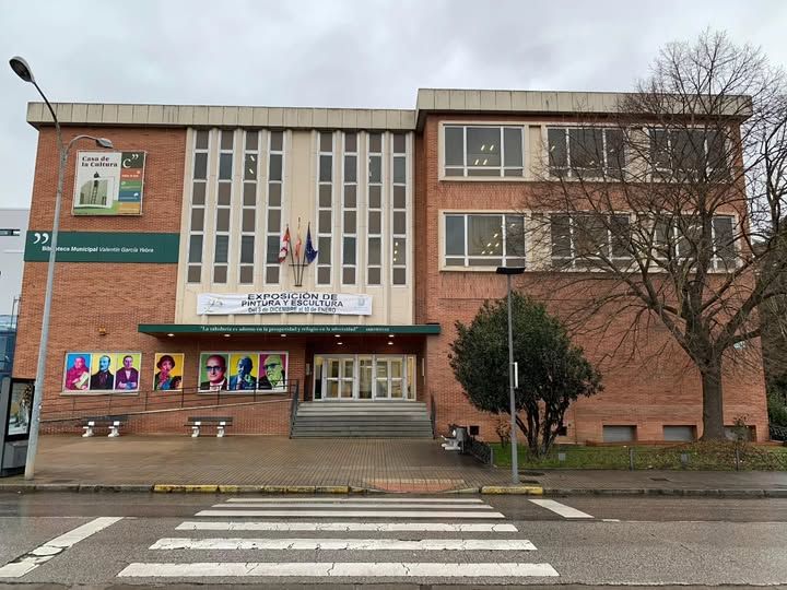 Fachada de la Biblioteca Valentín García Yebra en Ponferrada