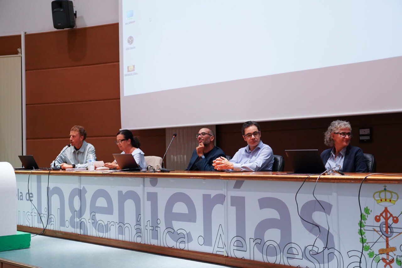 Mesa de ponentes en la bienvenida a estudiantes internacionales en la Universidad de León