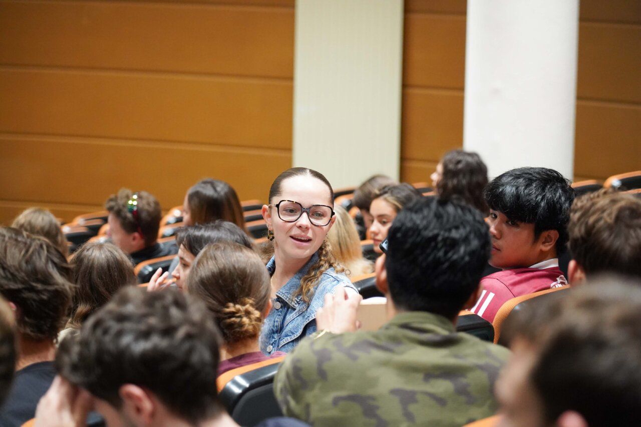 Estudiantes internacionales conversando en un aula de la Universidad de León