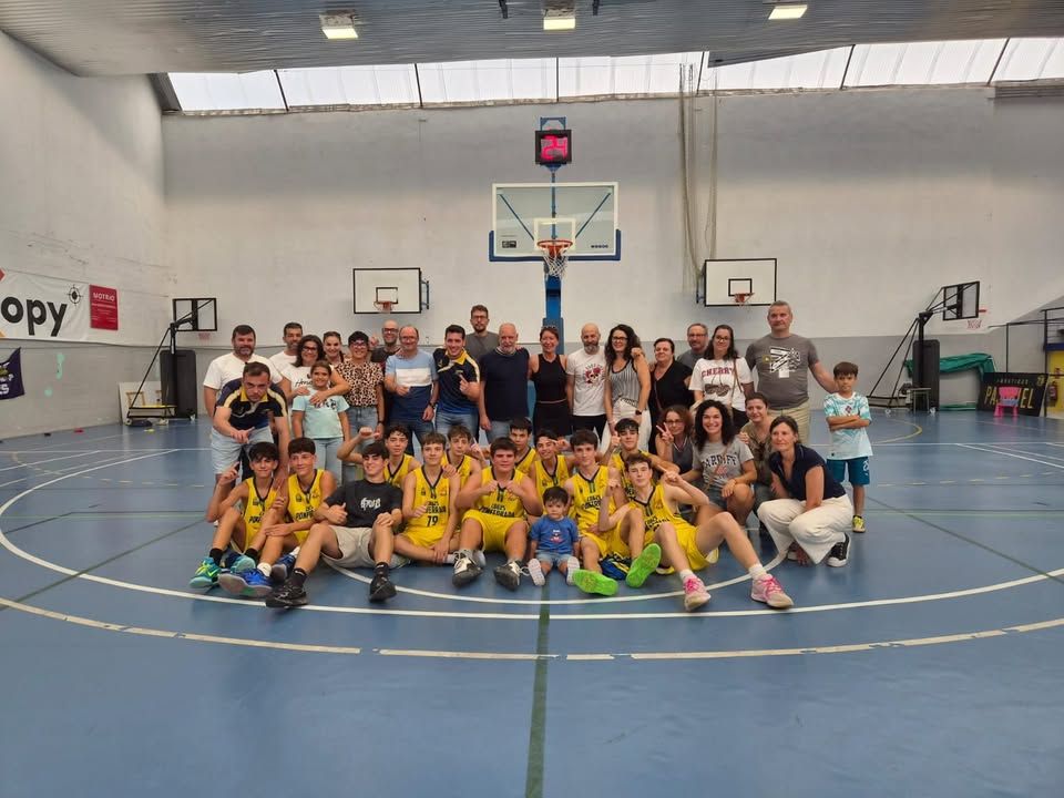 Equipo de baloncesto Bodegas y Viñedos Gancedo celebrando su ascenso