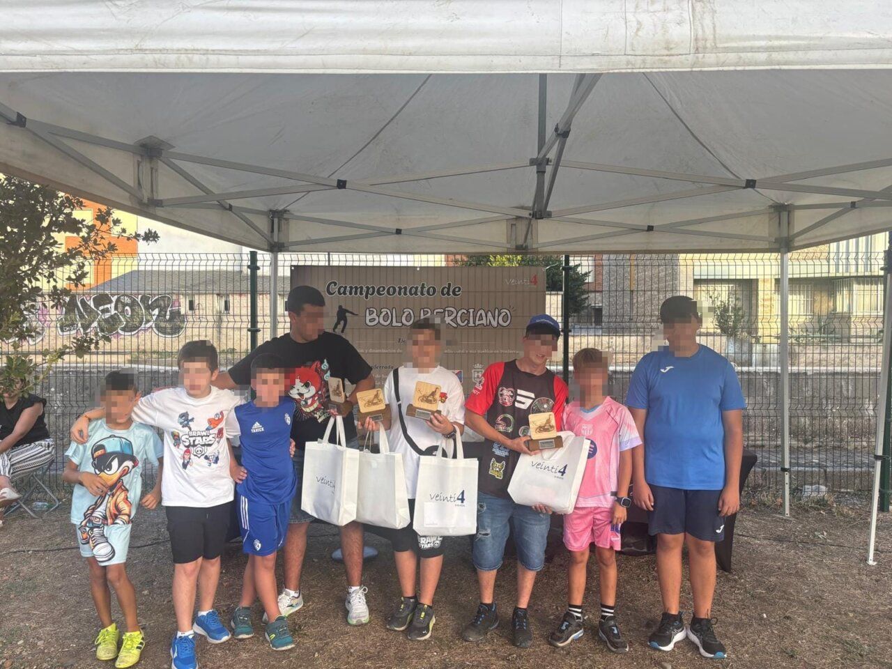 Participantes del III Campeonato de Bolo Berciano mostrando sus trofeos