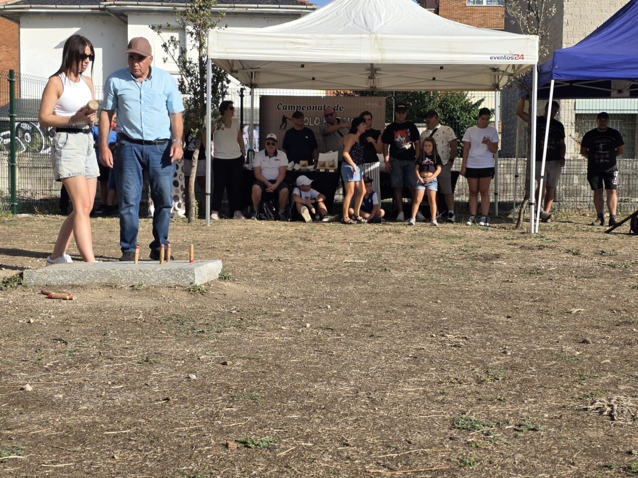 Competidores en el III Campeonato de Bolo Berciano en acción
