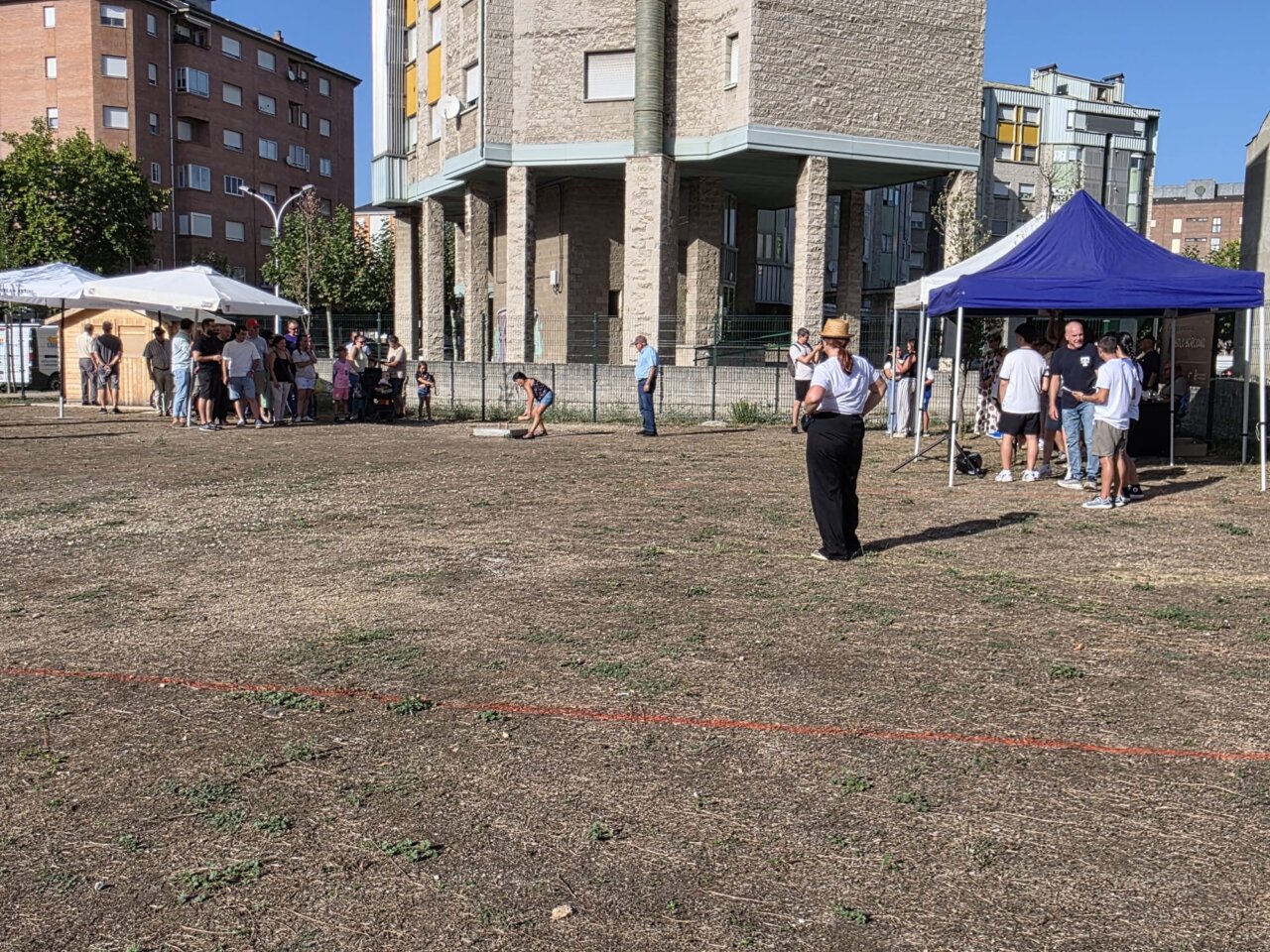 Participantes en el III Campeonato de Bolo Berciano en un campo al aire libre