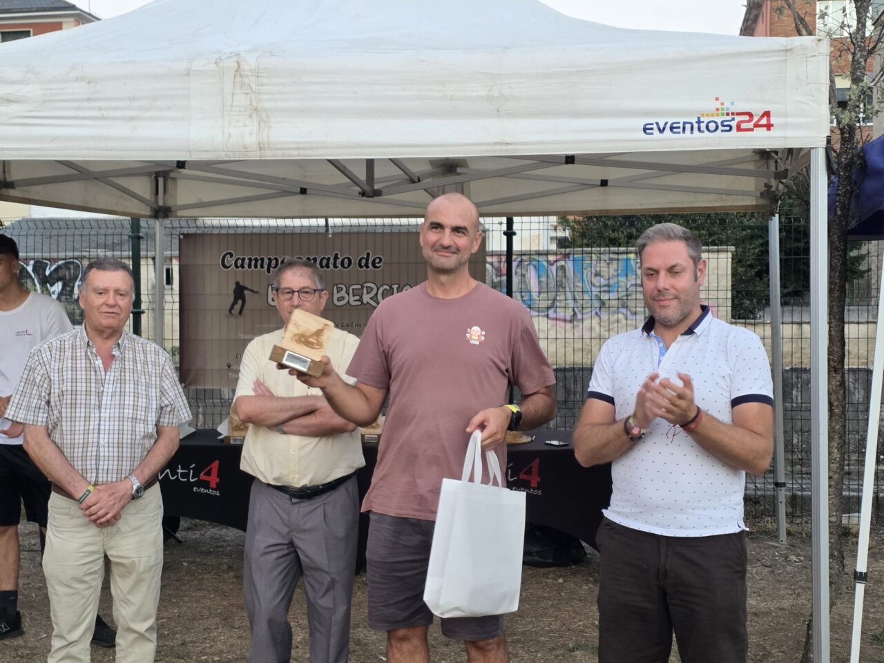Entrega de trofeos en el III Campeonato de Bolo Berciano con participantes y organizadores.