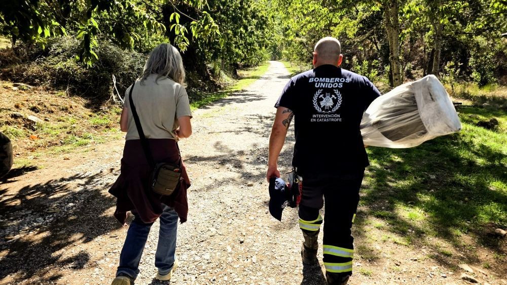 Dos personas caminando por un sendero en un entorno natural