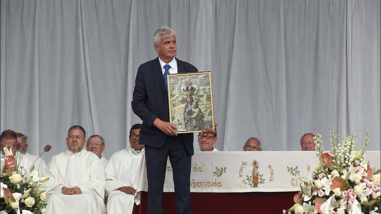 El alcalde de Borrenes rinde homenaje a la Morenica con una ofrenda tradicional.