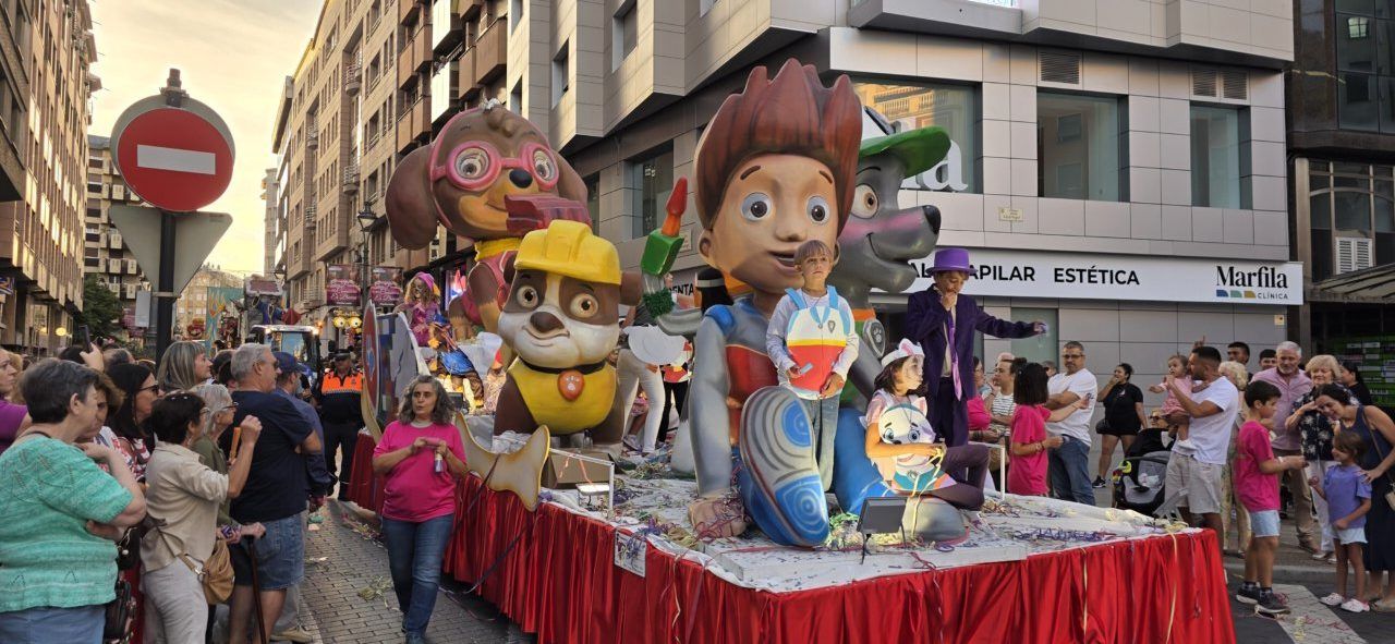 Desfile de carrozas en la cabalgata de las Fiestas de la Encina en Ponferrada
