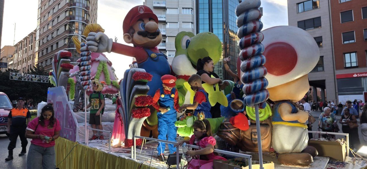 Carroza de la cabalgata con personajes de videojuegos en Ponferrada