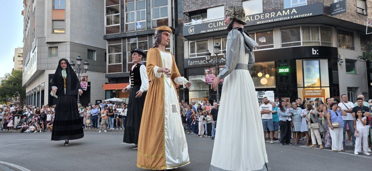 Gigantes y cabezudos desfilando en la cabalgata de Ponferrada