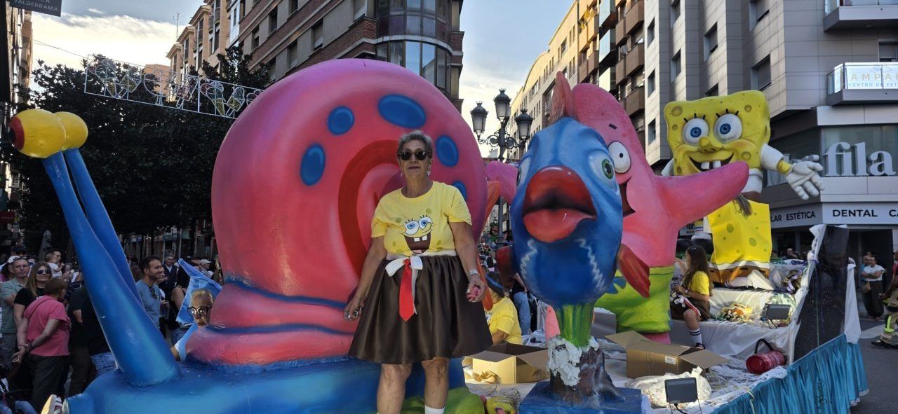 Desfile de cabalgata con personajes de dibujos animados en Ponferrada
