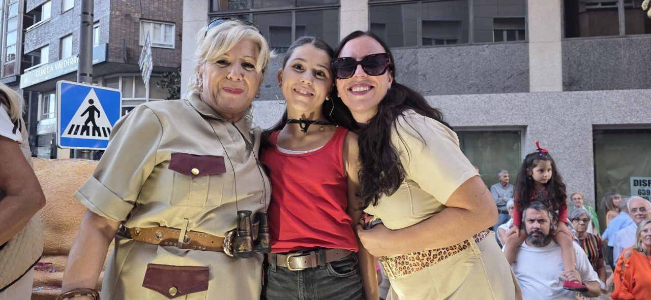 Tres mujeres sonrientes en la cabalgata de las Fiestas de la Encina
