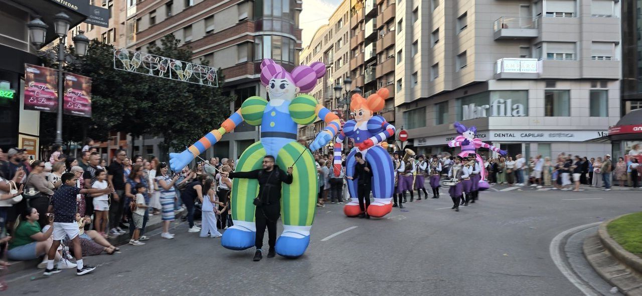 Desfile de gigantes y cabezudos en la cabalgata de Ponferrada