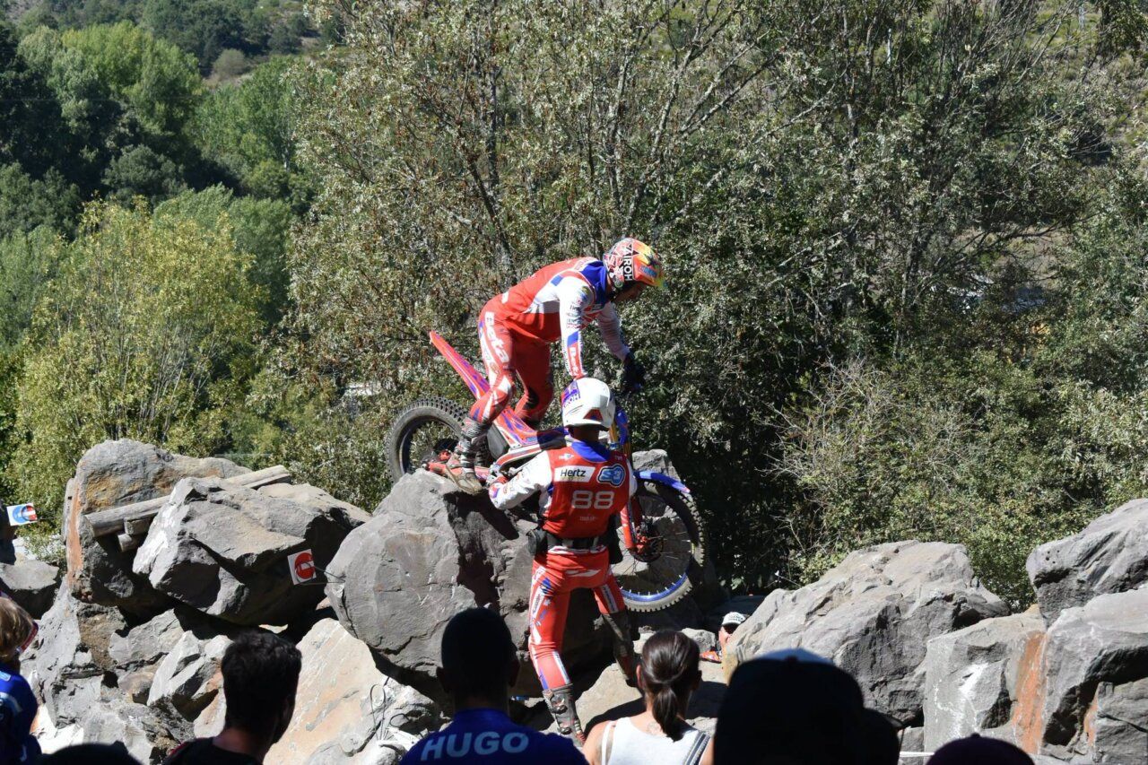 Pilotos compitiendo en el Campeonato del Mundo de Trial en Pobladura de las Regueras