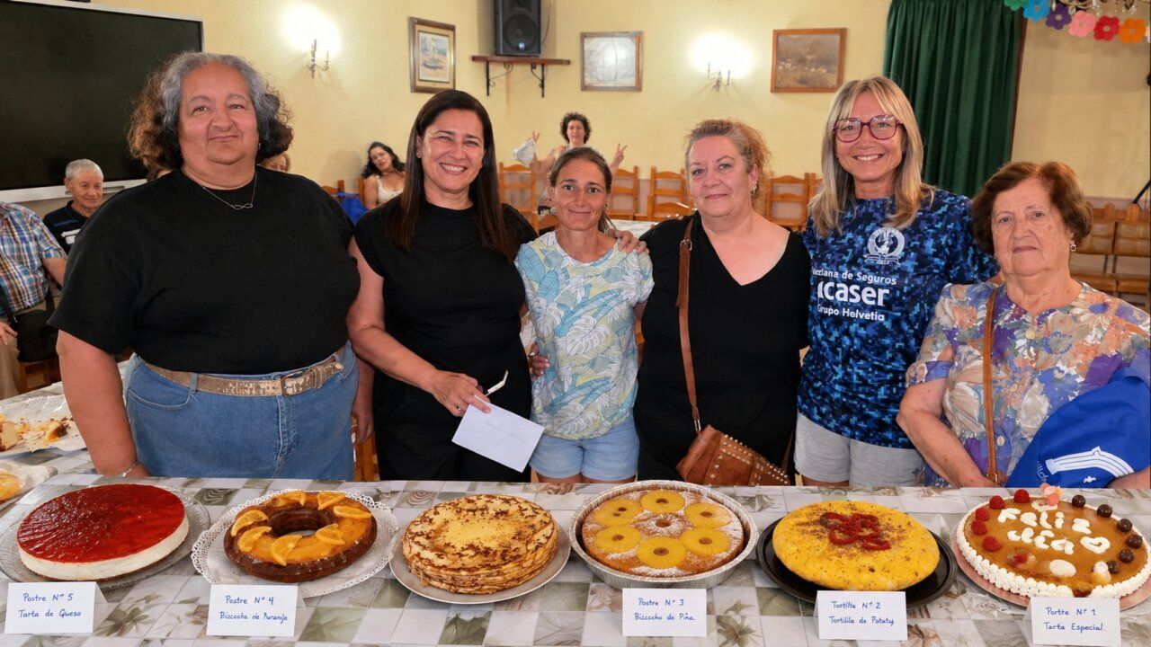Participantes en el concurso de postres en Camponaraya con varios postres en la mesa.
