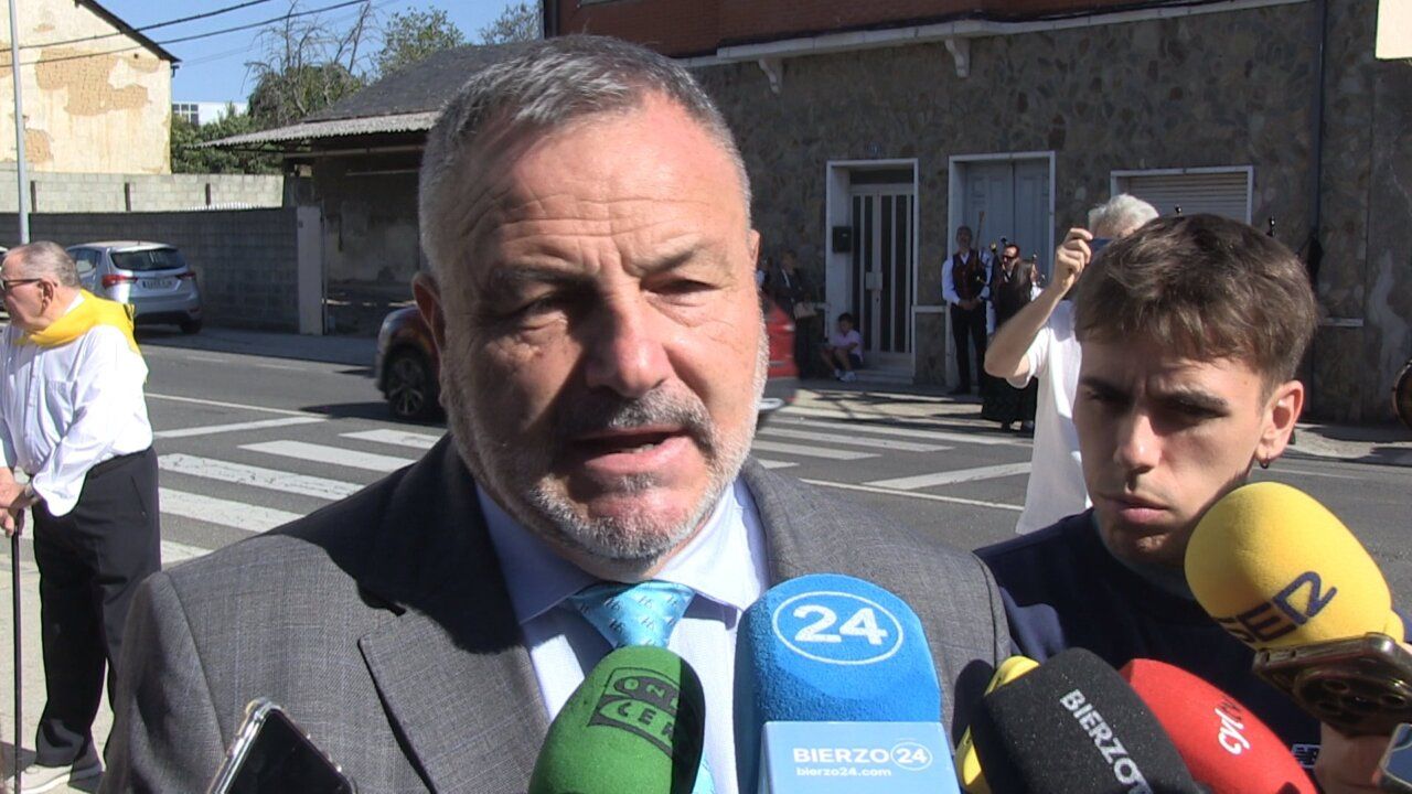 Alcalde de Camponaraya hablando sobre nuevas inversiones en un evento público
