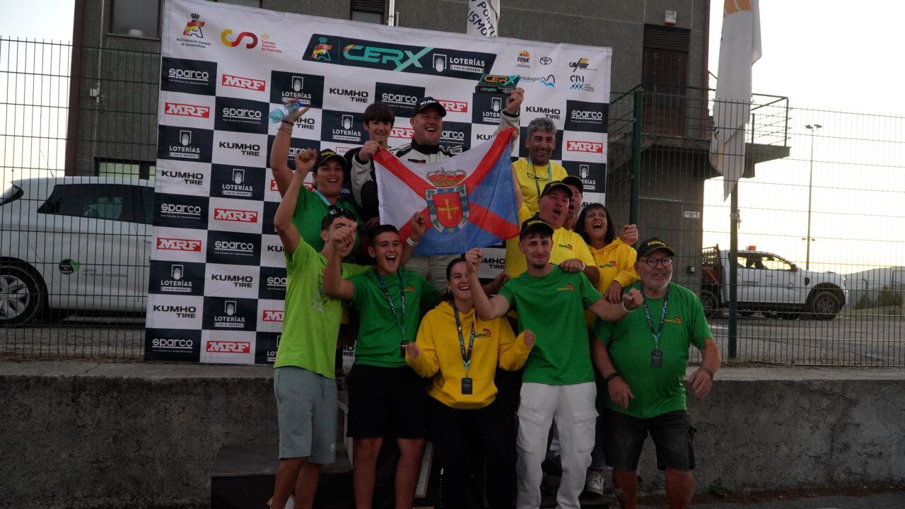 Carlos Fernández Negro y su equipo celebrando una victoria en el CERX