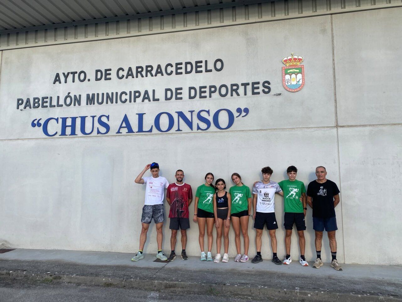 Grupo de atletas en el Pabellón Municipal de Deportes Chus Alonso en Carracedelo