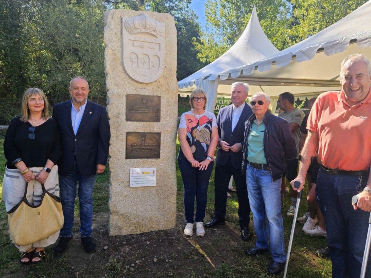 Inauguración del Espacio de Escultura Monumental en Carracedelo con autoridades locales.