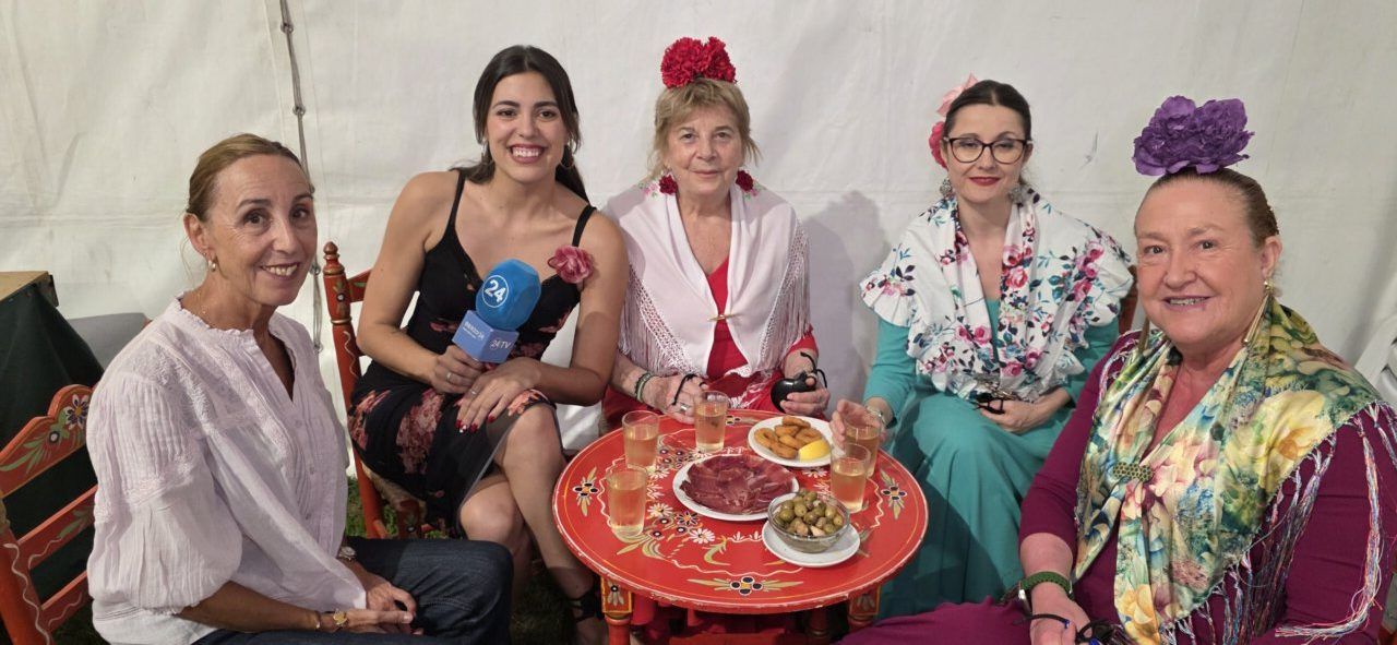 Grupo de mujeres en la Casa de Andalucía durante las Fiestas de La Encina