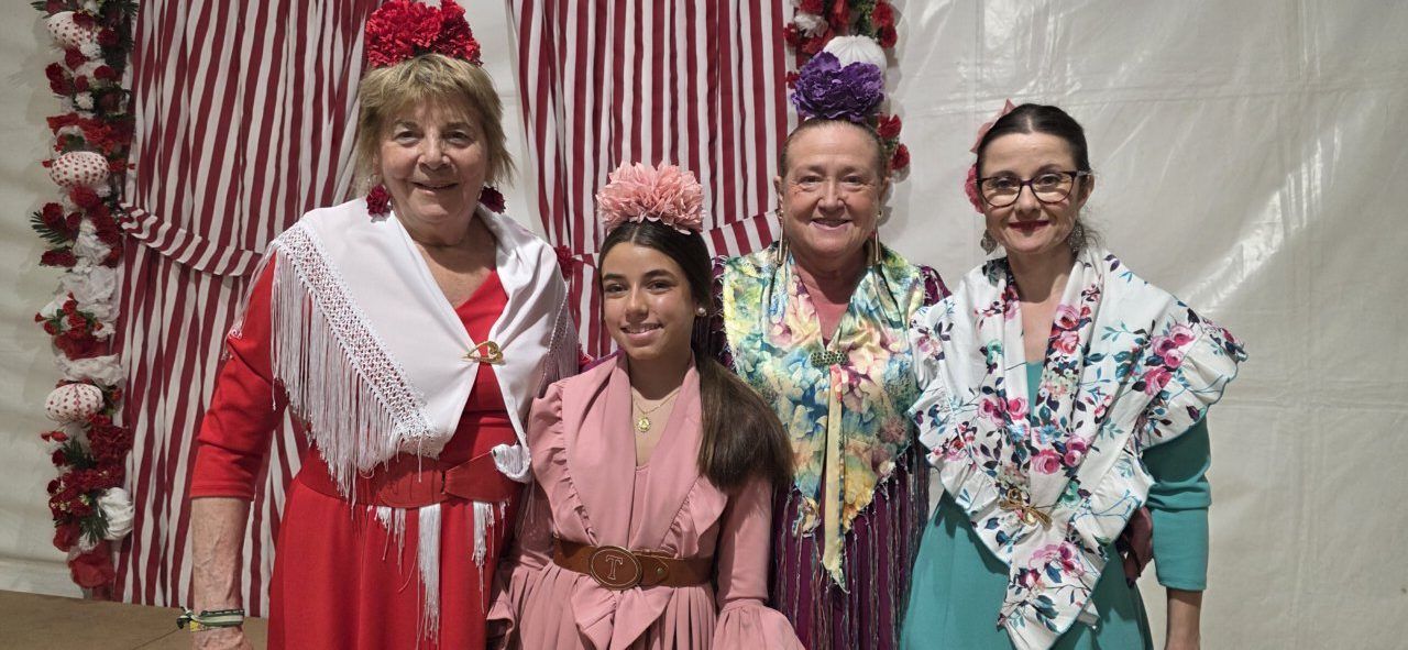 Cuatro mujeres vestidas con trajes tradicionales andaluces en un evento cultural