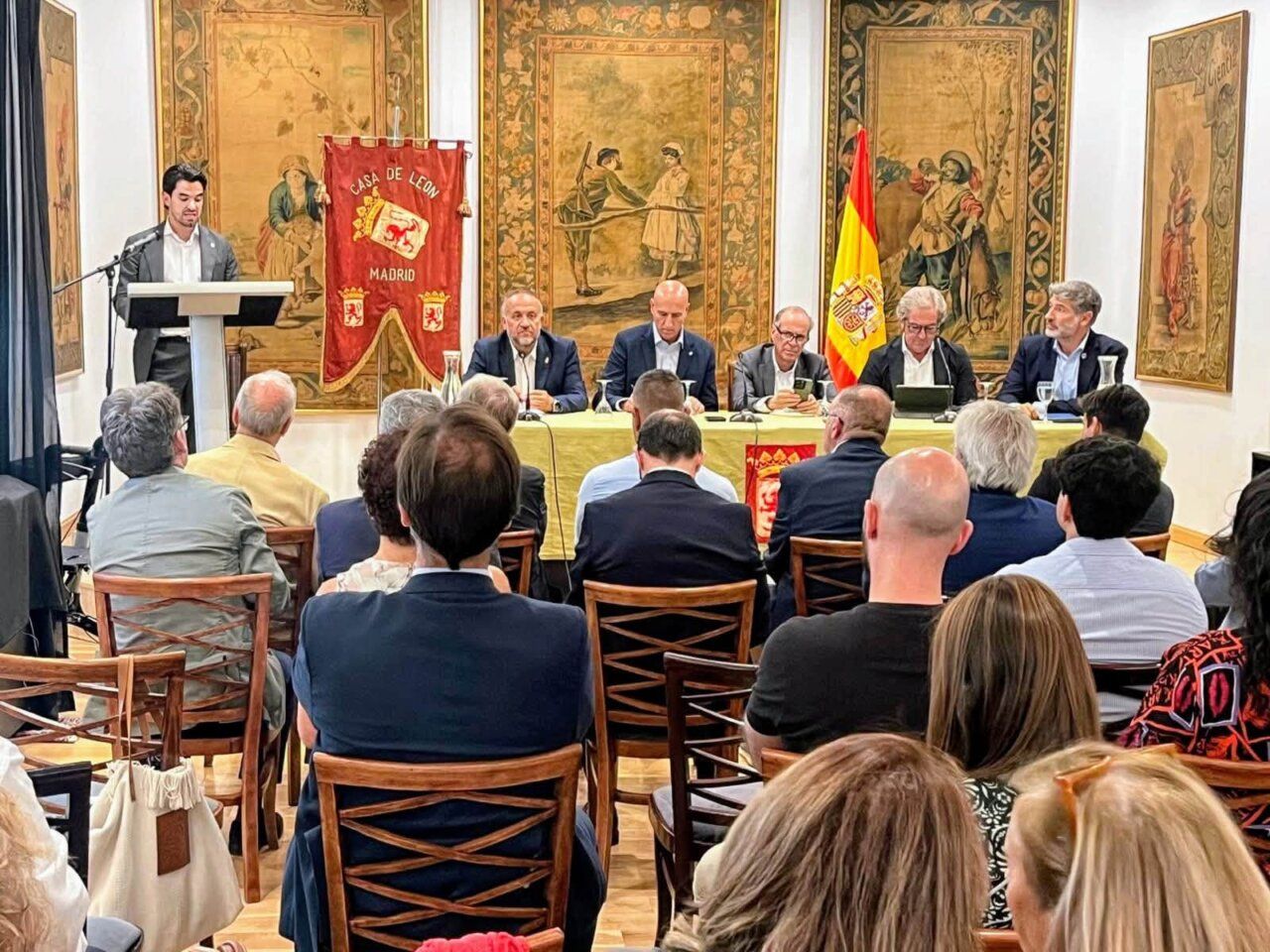 Reunión en la Casa de León en Madrid con representantes institucionales y empresariales
