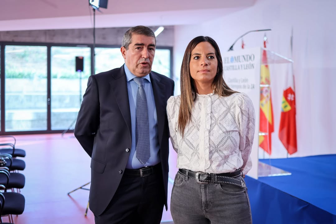 Dos personas en un evento sobre inteligencia artificial en Castilla y León