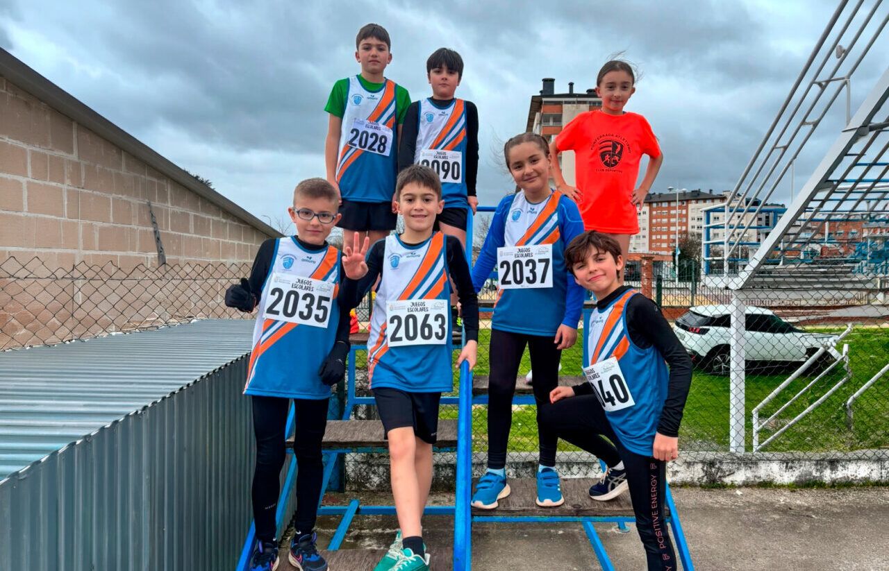 Grupo de jóvenes atletas del CD Ponferrada en las pistas de atletismo