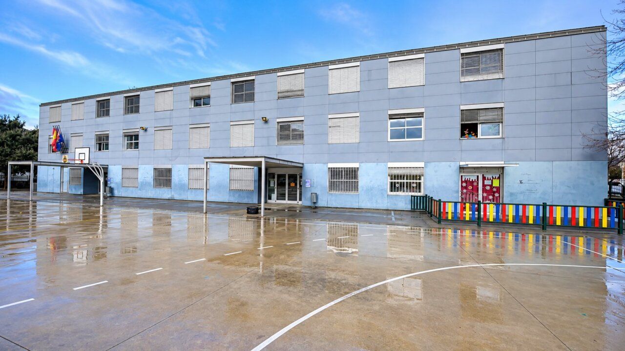 Vista del CEIP Flores del Sil con pista deportiva cubierta