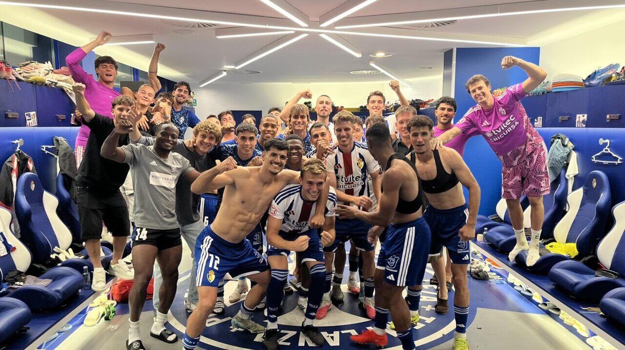 Jugadores de la SD Ponferradina celebrando en el vestuario tras una victoria