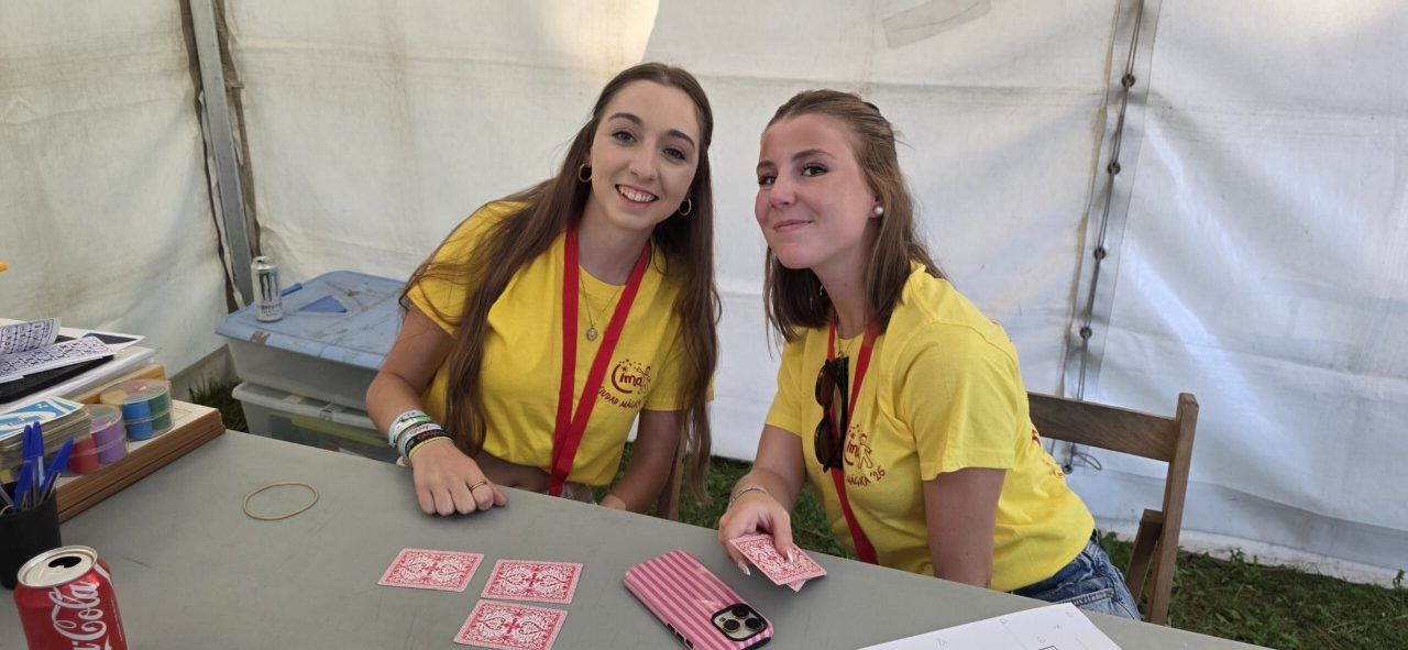 Dos jóvenes sonrientes en un taller de CIMA 2026 en Ponferrada