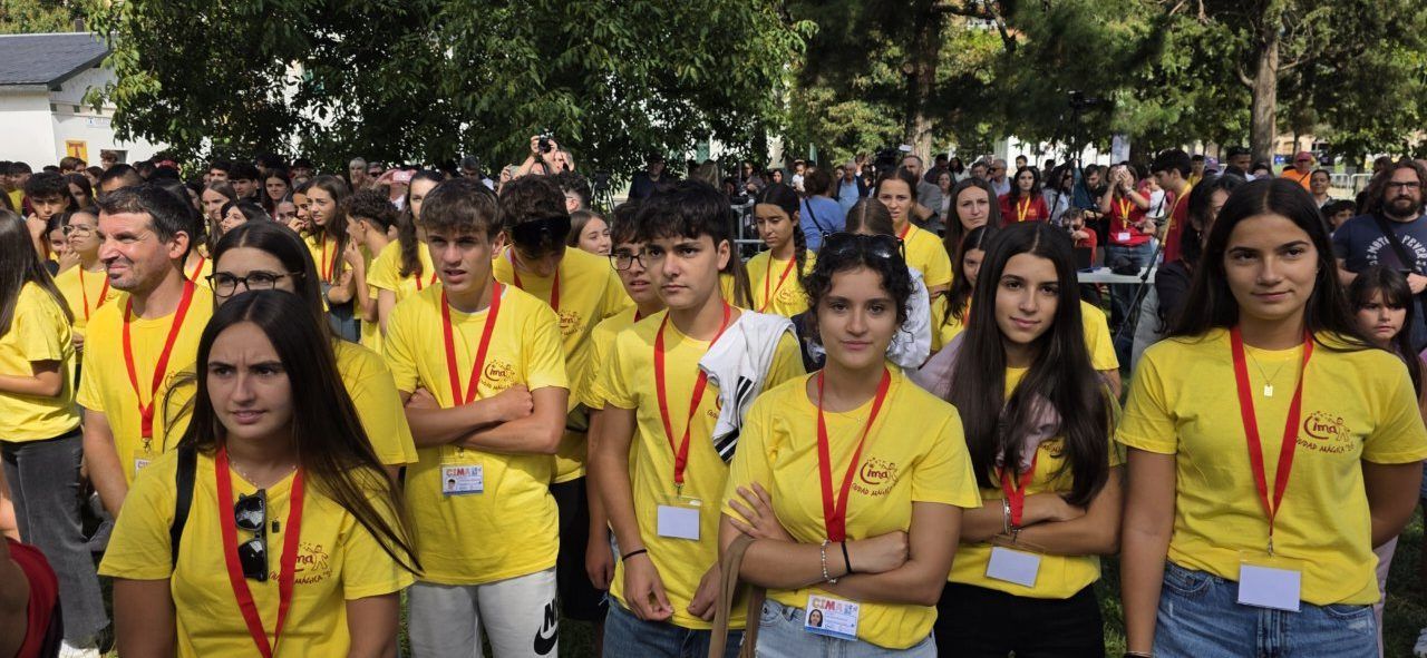 Grupo de jóvenes en la inauguración de Cima 2026 en Ponferrada