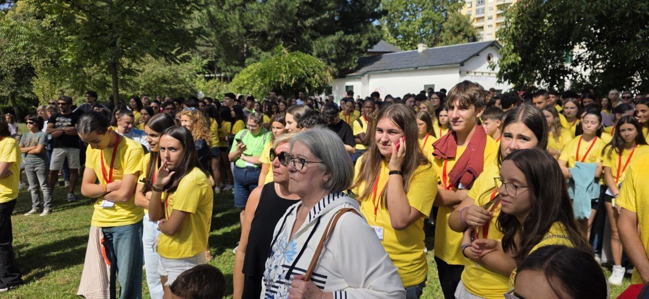 Multitud de jóvenes en la inauguración de Cima 2026 en Ponferrada
