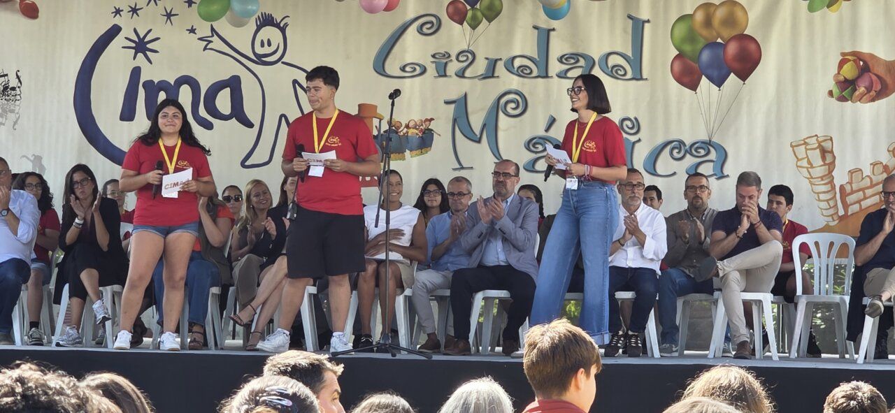 Inauguración de Cima 2026 con jóvenes en el escenario