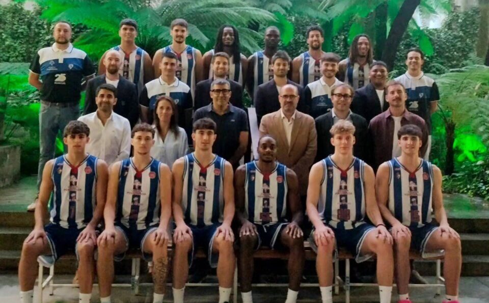Equipo de baloncesto de la Clínica Ponferrada SDP en su presentación