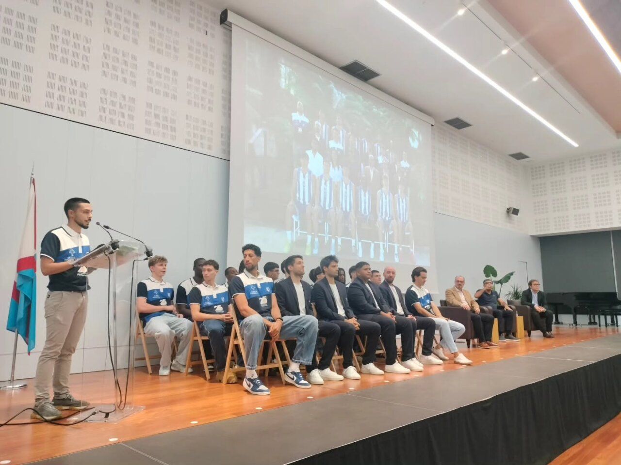 Presentación del nuevo proyecto del Clínica Ponferrada SDP en un evento