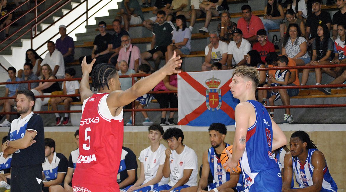 Jugadores de baloncesto compiten en el Torneo de La Bañeza