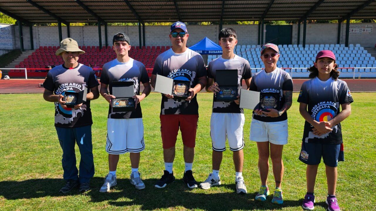 Miembros del Club de Tiro con Arco Ponferrada sosteniendo medallas en Bembibre