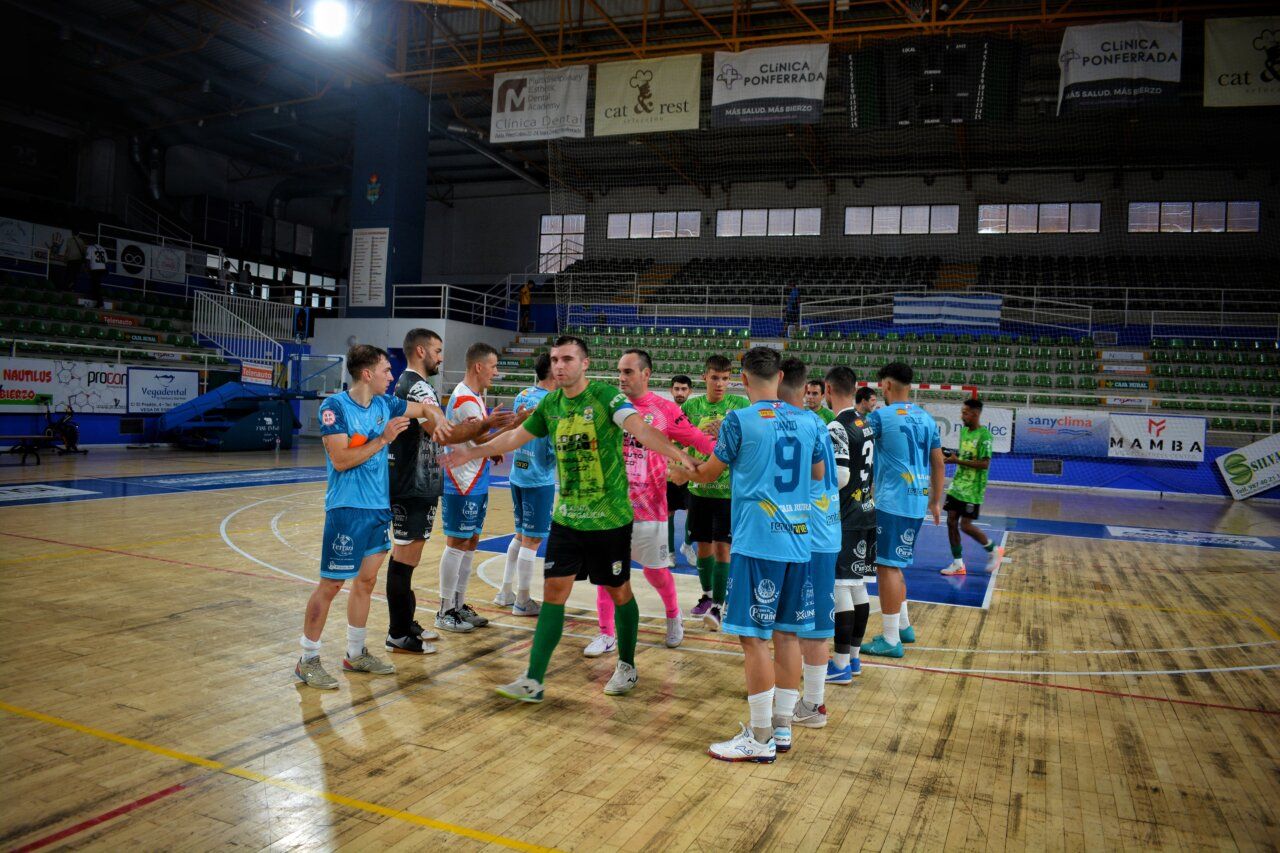 Jugadores del Coebb Ponfesala saludando antes del partido en el IV Trofeo Fiestas de La Encina.