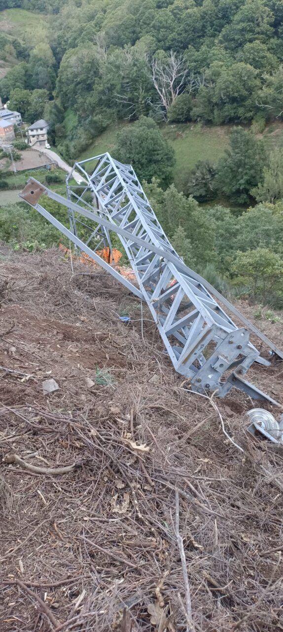 Torre de alta tensión colapsada en una zona montañosa