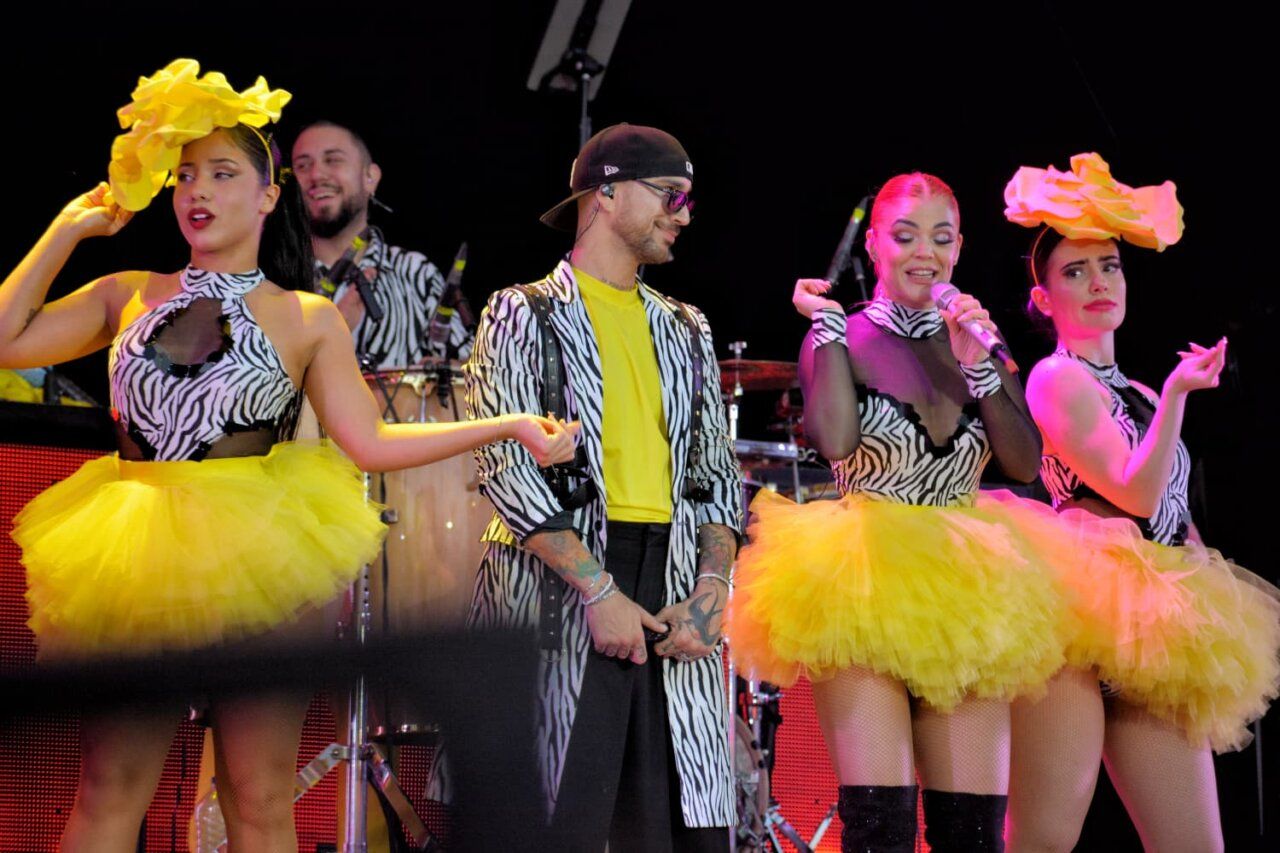 Actuación de El Combo Dominicano y Grupo Beatriz en las fiestas de Camponaraya