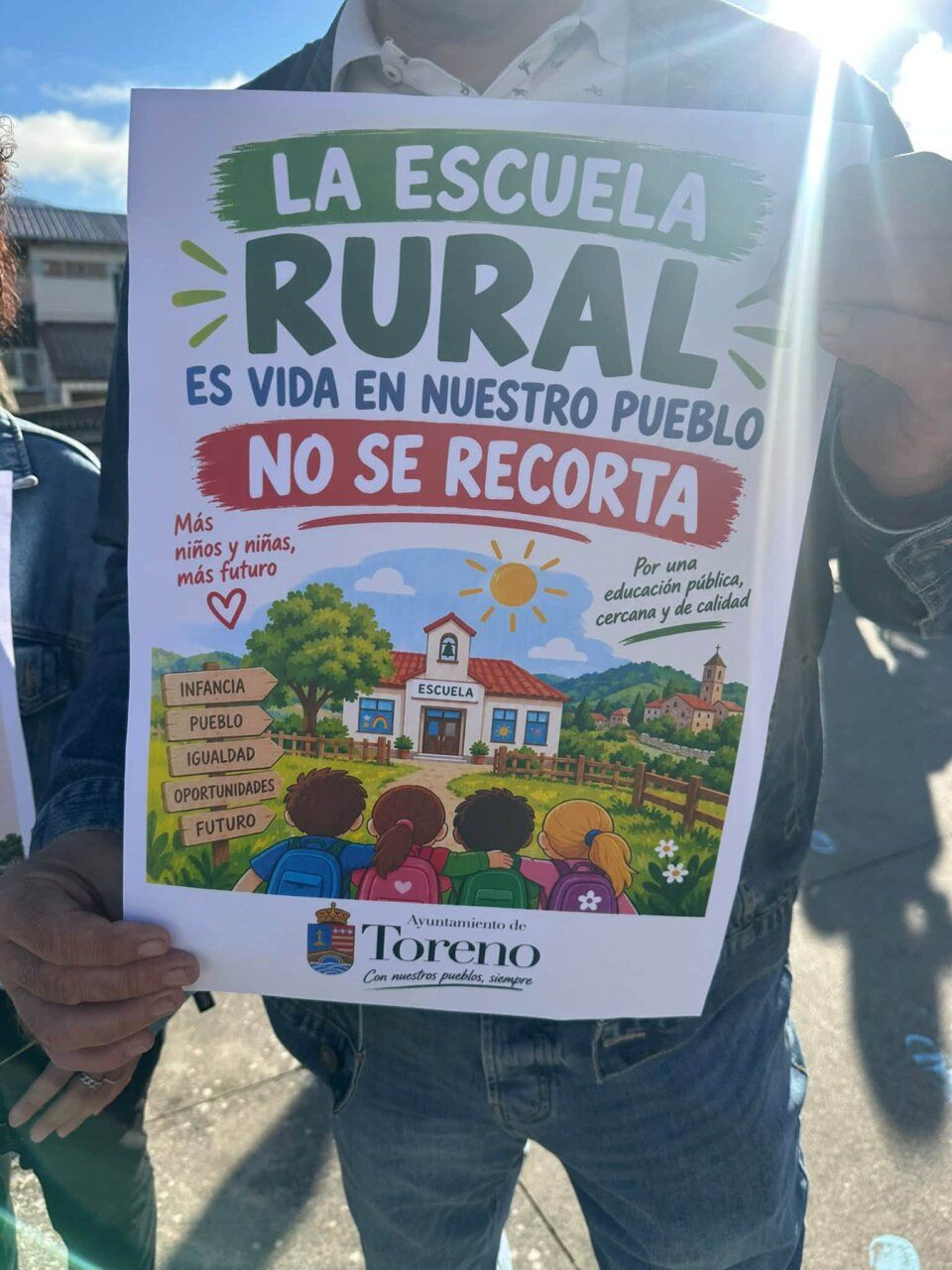 Cartel de protesta sobre la educación rural en Toreno