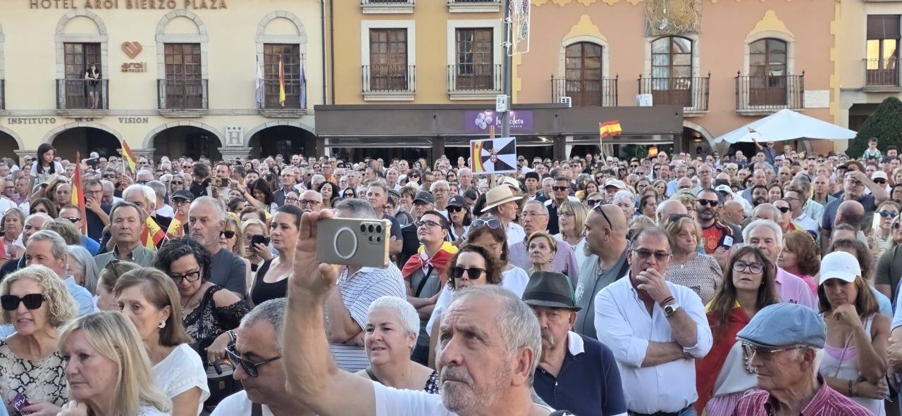 Multitudinaria concentración en Ponferrada en apoyo a Ceuta