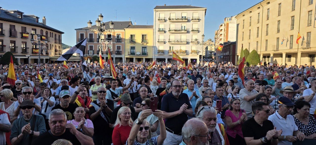Multitudinaria concentración en Ponferrada para apoyar a Ceuta