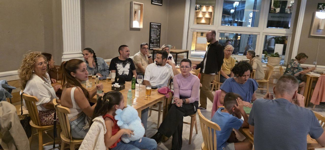 Asistentes disfrutando del concierto tributo a Antonio Flores en Café Madrid.