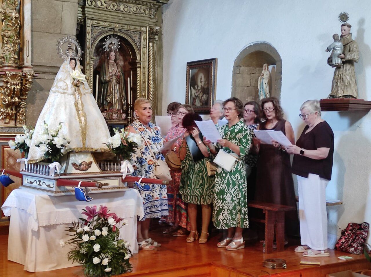 Grupo de mujeres cantando en la Novena del Cristo de Bembibre